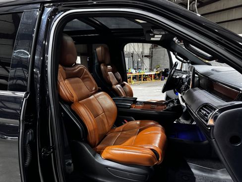 Used 2019 Lincoln Navigator Reserve image 27