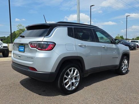 Used 2025 Jeep Compass Limited AWD/4WD image 3