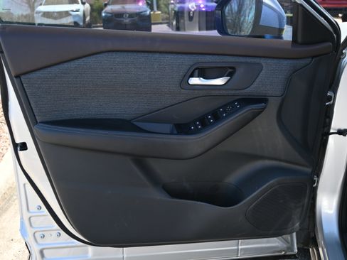 Used 2021 Nissan Rogue SV image 27