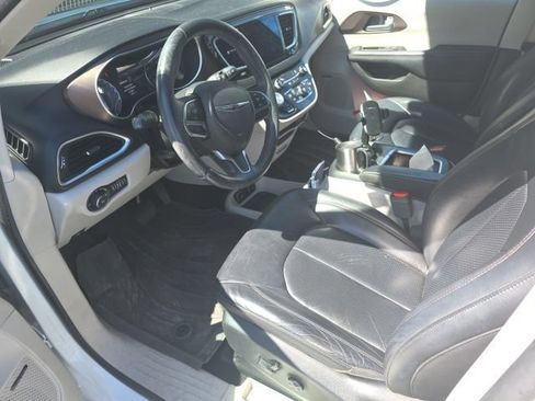 Used 2017 Chrysler Pacifica Touring-L Plus FWD image 4