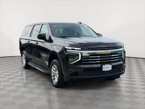 Used 2025 Chevrolet Suburban LT AWD/4WD image 1
