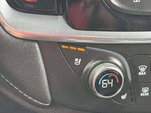 Used 2023 Chevrolet Traverse Premier FWD image 27