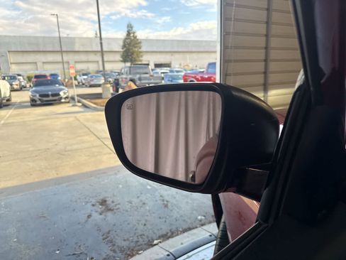 Used 2018 Nissan Pathfinder Platinum image 21