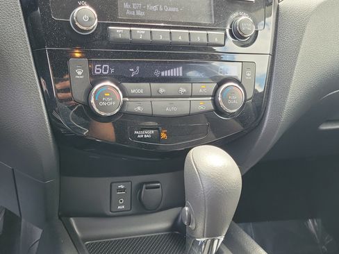 Used 2016 Nissan Rogue SV AWD/4WD image 27