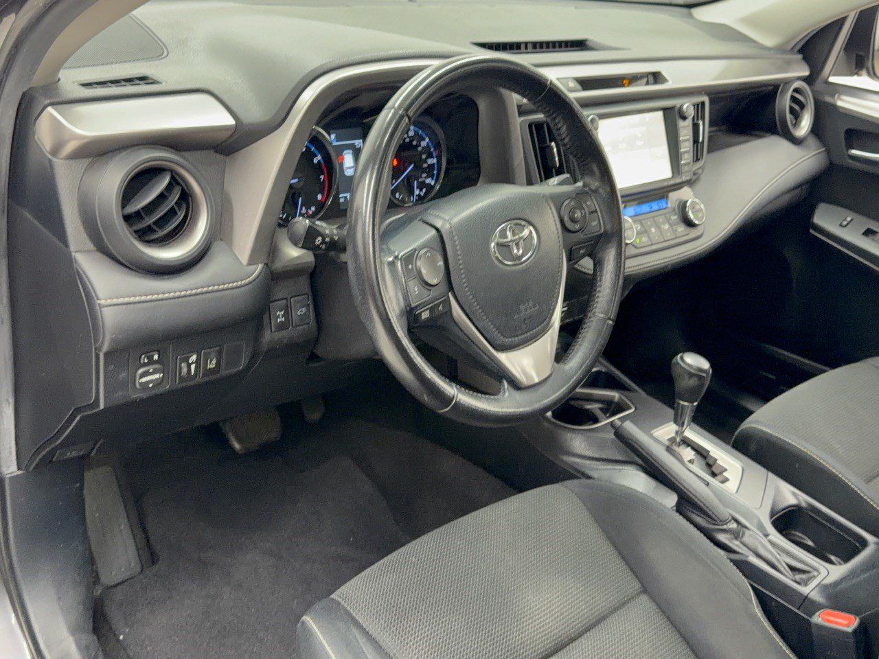 Used 2016 Toyota RAV4 XLE w/ Convenience Package AWD/4WD image 4