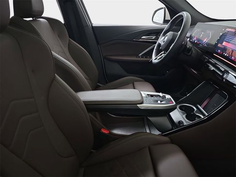 Used 2025 BMW X2 xDrive28i w/ M Sport Package image 11