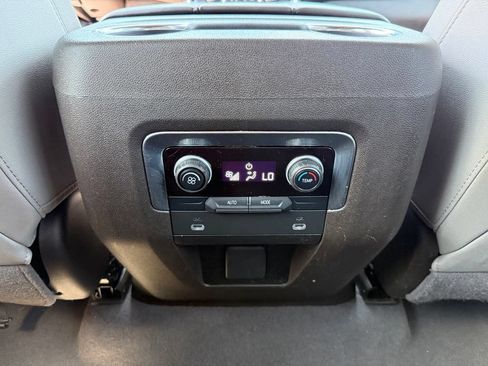 Used 2023 Chevrolet Suburban LT RWD image 15