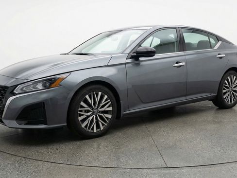 Used 2025 Nissan Altima 2.5 SV FWD image 3