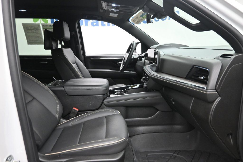 Used 2025 Chevrolet Suburban Premier AWD/4WD image 9