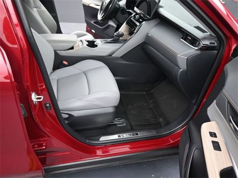 Used 2024 Toyota Venza XLE image 12