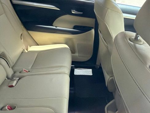 Used 2014 Toyota Highlander XLE FWD image 7
