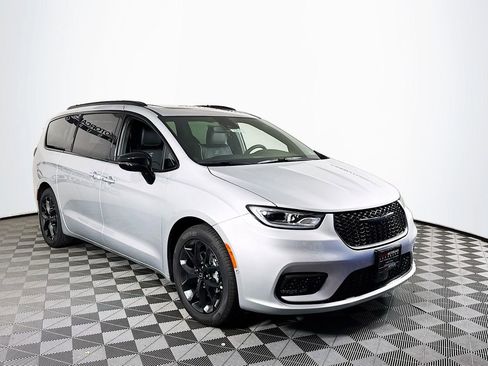 New 2026 Chrysler Pacifica Limited w/ S Appearance Package FWD image 1