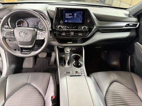 Used 2023 Toyota Highlander XSE image 2