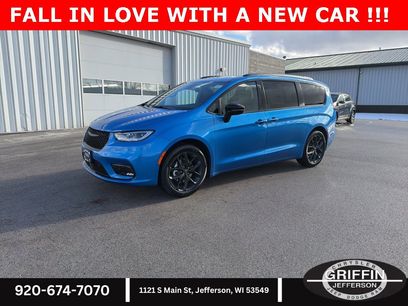 New 2026 Chrysler Pacifica Select w/ S Appearance Package