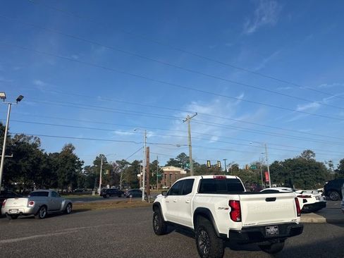 Used 2024 Chevrolet Colorado ZR2 w/ ZR2 Convenience Package III image 7