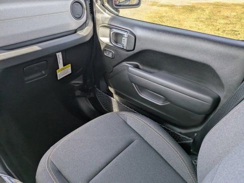 New 2025 Jeep Gladiator Sport image 15