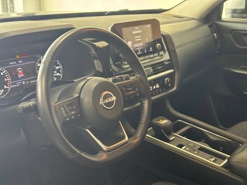 Used 2025 Nissan Pathfinder SV FWD image 9
