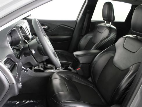 Used 2020 Jeep Cherokee Latitude Plus FWD image 18