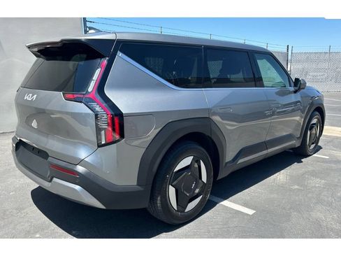 Used 2024 Kia EV9 Light Long Range RWD image 5
