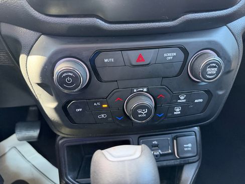 Used 2020 Jeep Renegade Latitude w/ Popular Equipment Group FWD image 22