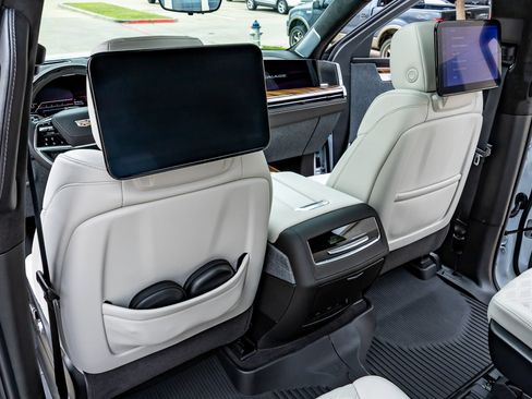 Used 2026 Cadillac Escalade Platinum Sport w/ LPO, Floor Liner Package AWD/4WD image 35
