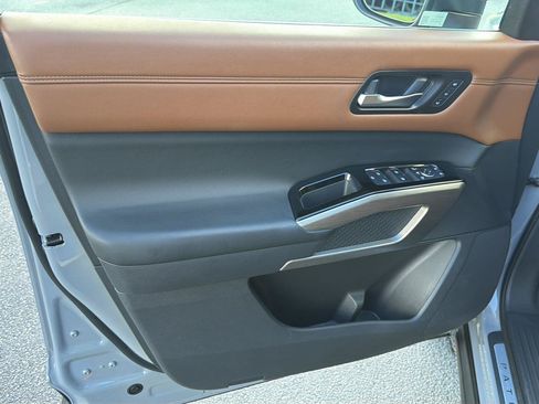 Used 2023 Nissan Pathfinder Platinum FWD image 16