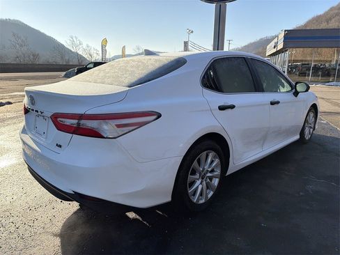 Used 2020 Toyota Camry LE image 3