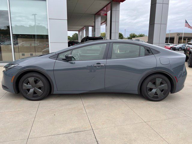 Used 2025 Toyota Prius LE FWD image 4