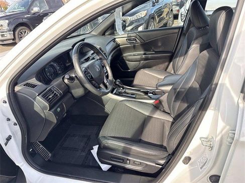 Used 2017 Honda Accord Sport image 14