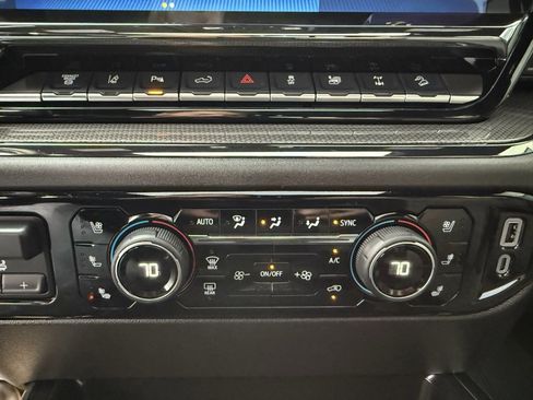 Used 2025 Chevrolet Silverado 2500 ZR2 w/ Technology Package image 30