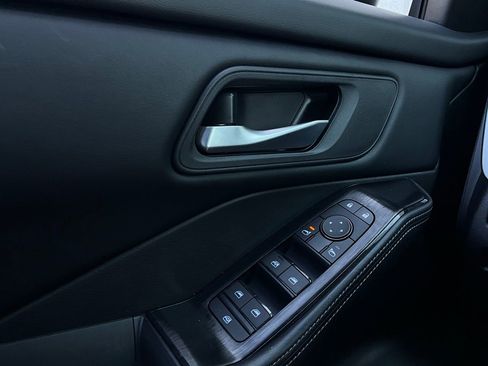 Used 2025 Nissan Rogue SV image 21