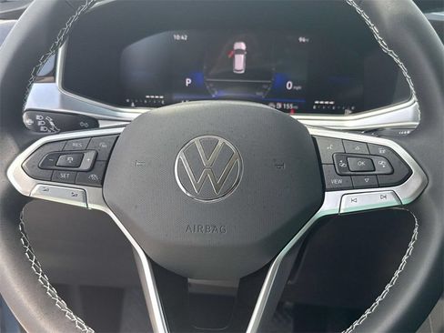 Used 2025 Volkswagen Taos SE FWD image 31