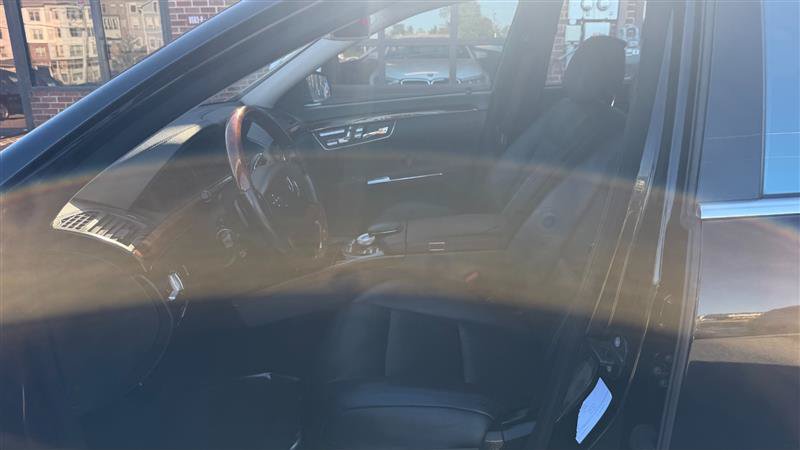 Used 2011 Mercedes-Benz S 550 4MATIC w/ Sport & Premium Pkgs image 28