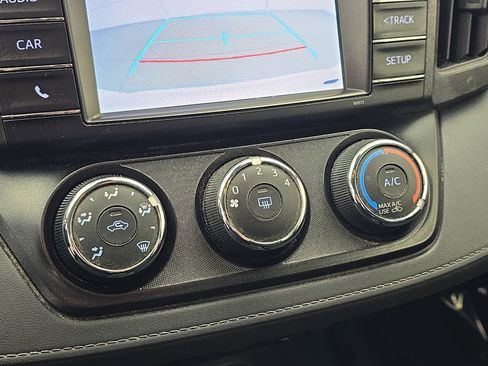 Used 2018 Toyota RAV4 LE image 21