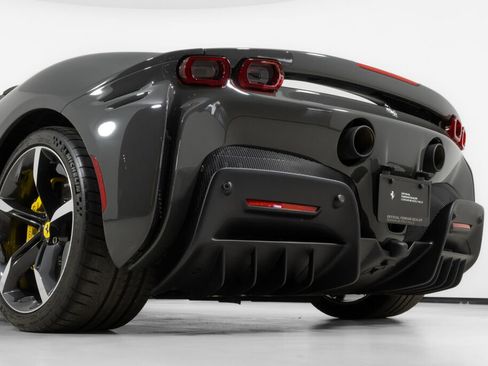 Used 2023 Ferrari SF90 Spider image 18