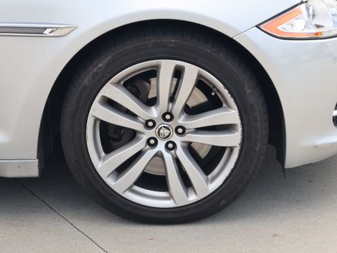 Used 2013 Jaguar XJ L Portfolio RWD image 11