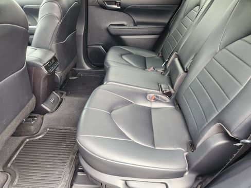 Used 2023 Toyota Highlander XLE FWD image 33