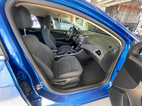 Used 2017 Chevrolet Cruze LT w/ Convenience Package FWD image 12