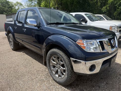 Used 2019 Nissan Frontier SL image 2
