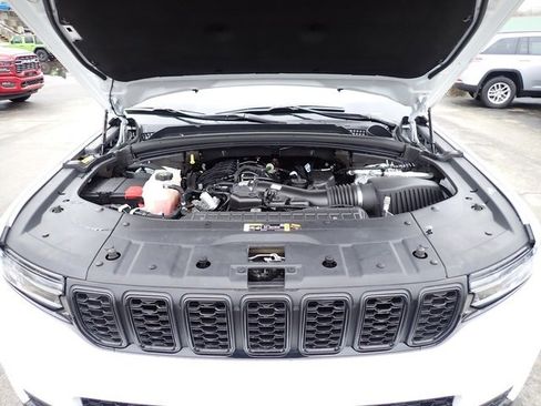 Used 2023 Jeep Grand Cherokee L Laredo image 12