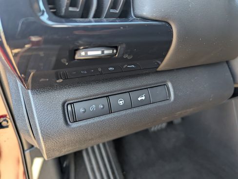 Used 2025 Nissan Pathfinder SV image 21