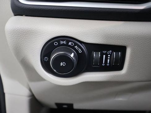 Used 2023 Chrysler Pacifica Touring-L FWD image 37