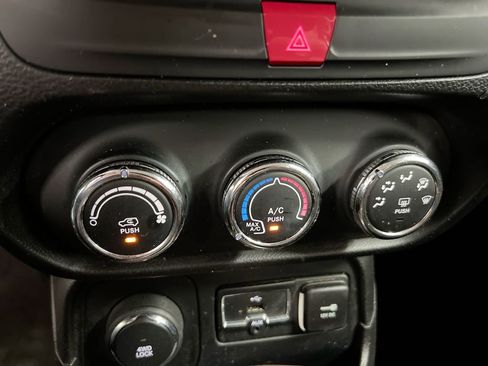 Used 2016 Jeep Renegade Latitude AWD/4WD image 16