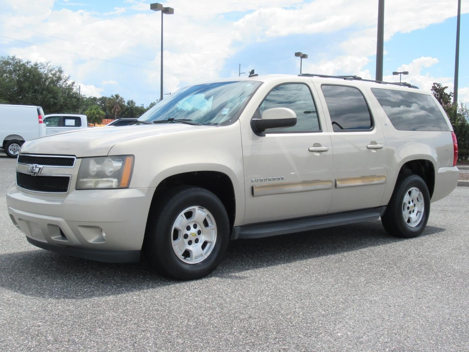 Used 2011 Chevrolet Suburban LT RWD image 3