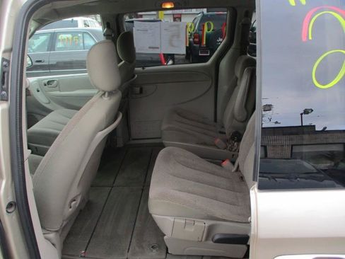 Used 2007 Chrysler Town & Country Touring FWD image 10