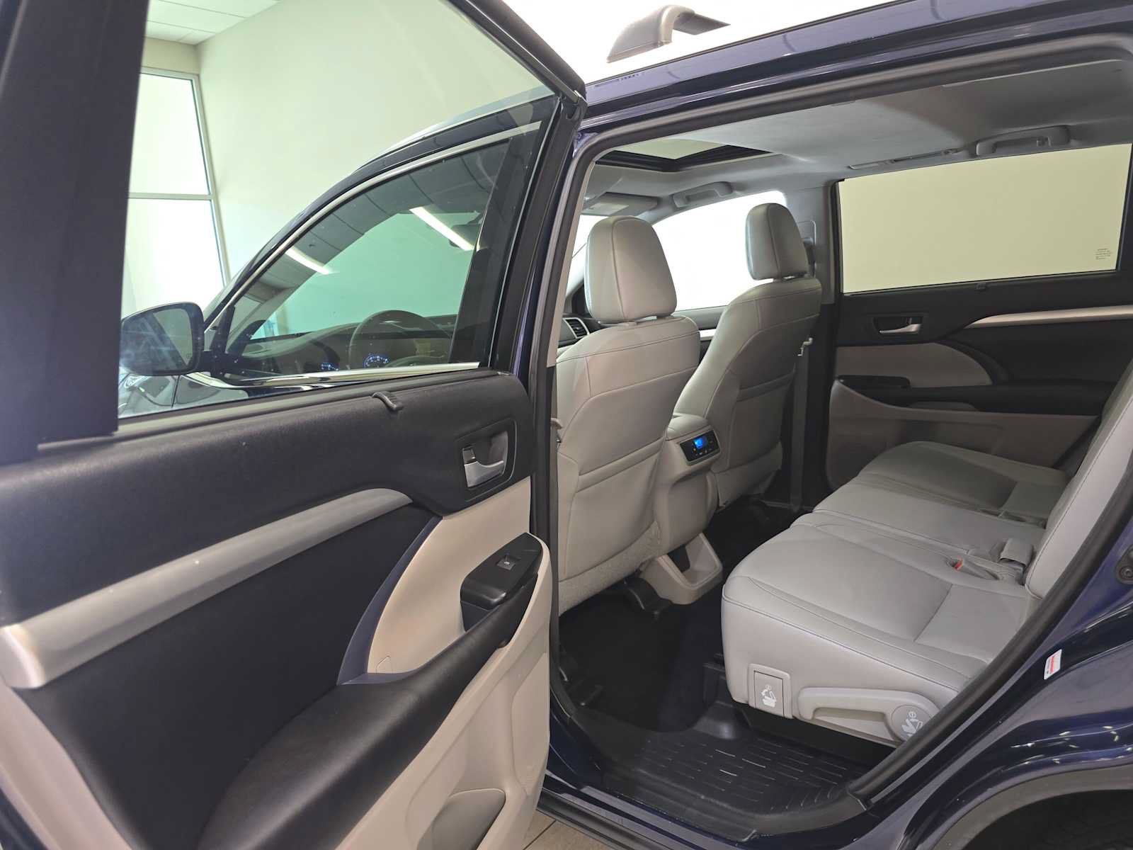 Used 2016 Toyota Highlander XLE AWD/4WD image 25