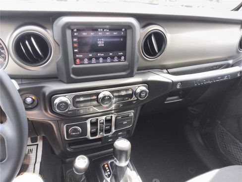 Used 2018 Jeep Wrangler Unlimited Sport S AWD/4WD image 33
