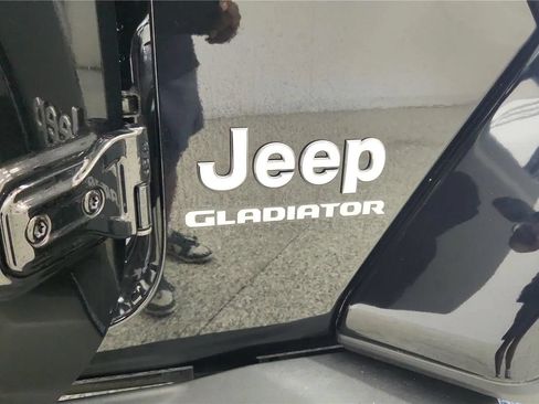 Used 2022 Jeep Gladiator Overland w/ Cold Weather Group AWD/4WD image 35