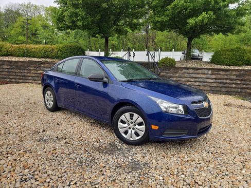 Used 2013 Chevrolet Cruze LS FWD image 25