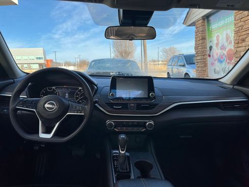 Used 2025 Nissan Altima 2.5 SV image 32